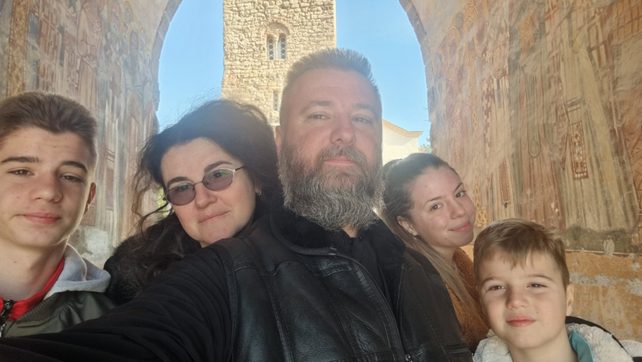 OD CVETI PA DO POBUSANOG PONEDELJKA JEDNO SE NIKAKO NE RADI Alo! u poseti ocu Predragu Popoviću koga prate milioni: Vaskrs se slavi u crkvi, a ne pored ražnja!