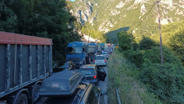 ZAGUŽVALO NA GRANICI, POČEO SAOBRAĆAJNI KOLAPS Dugačke kolone vozila na ulazu u Srbiju! (FOTO)