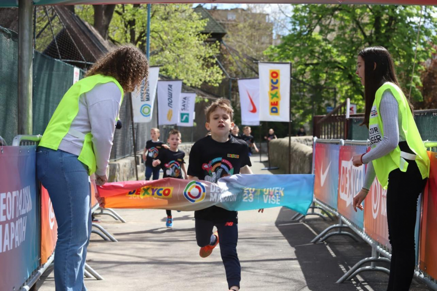 SPEKTAKL U BEO ZOO VRTU Mališani se vratili na stazu, Nole im poželeo sreću, izjednačen rekord Dečijeg maratona (VIDEO)