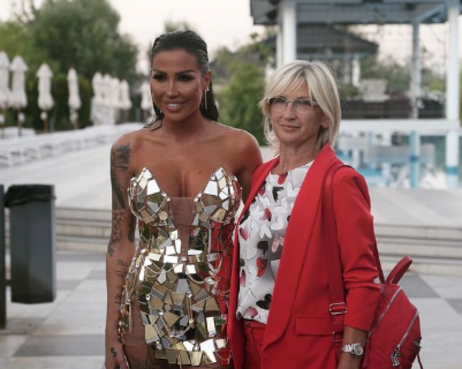 LJUDI SU ZGRANUTI! Ova žena je zapravo majka Tijane Ajfon, bavi se ozbiljnim poslom i nigde se ne pojavljuje! (FOTO)