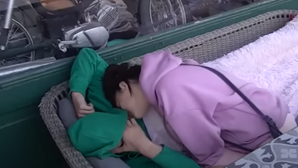 ONA ŽELI ON NEDA Još jedno poniženje Milice Veselinović, na silu pokušala da poljubi Bilala koji se branio od njenog napadnog ponašanja