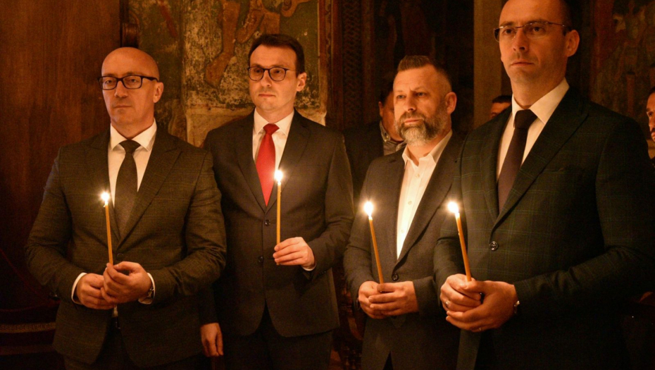 Petar Petković i članovi Predsedništva Srpske liste na vaskršnjoj liturgiji u Visokim Dečanima (FOTO)