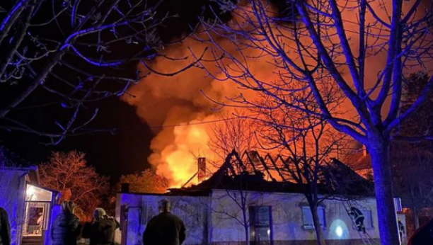 TUŽNO USKRŠNJE JUTRO Stravičan požar u Kikindi, vatra progutala deo porodične kuće! (VIDEO)