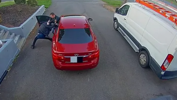 SAM PROTIV ČETVORICE Čoveku pokušali da ukradu automobil usred bela dana (VIDEO)