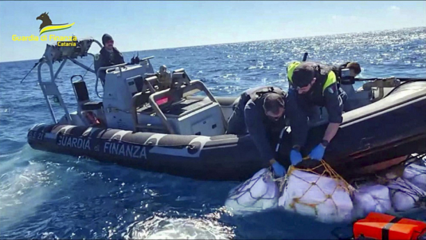 ZAPLENJENO DVE TONE KOKAINA Droga bila upakovana i opremljena ovim uređajima