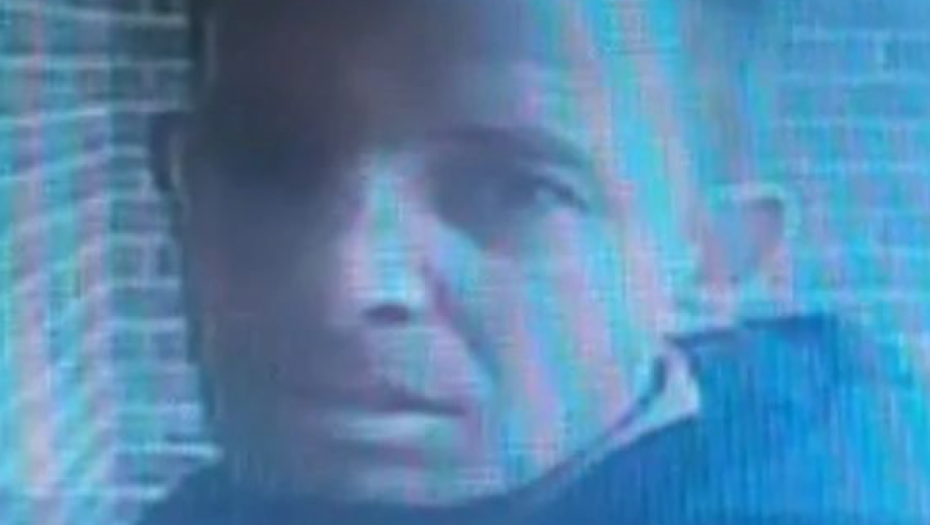 AKO VIDITE OVOG ČOVEKA, ODMAH GA PRIJAVITE POLICIJI Zapalio dečja kolica i izazvao požar u zgradi u Novom Sadu (FOTO/VIDEO)