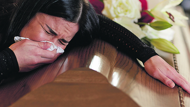 BIZARNO Vesni u Austriji traže da plati 140 evra za baku koja je preminula: I mrtvi Srbi u Beču moraju da plate vizu!