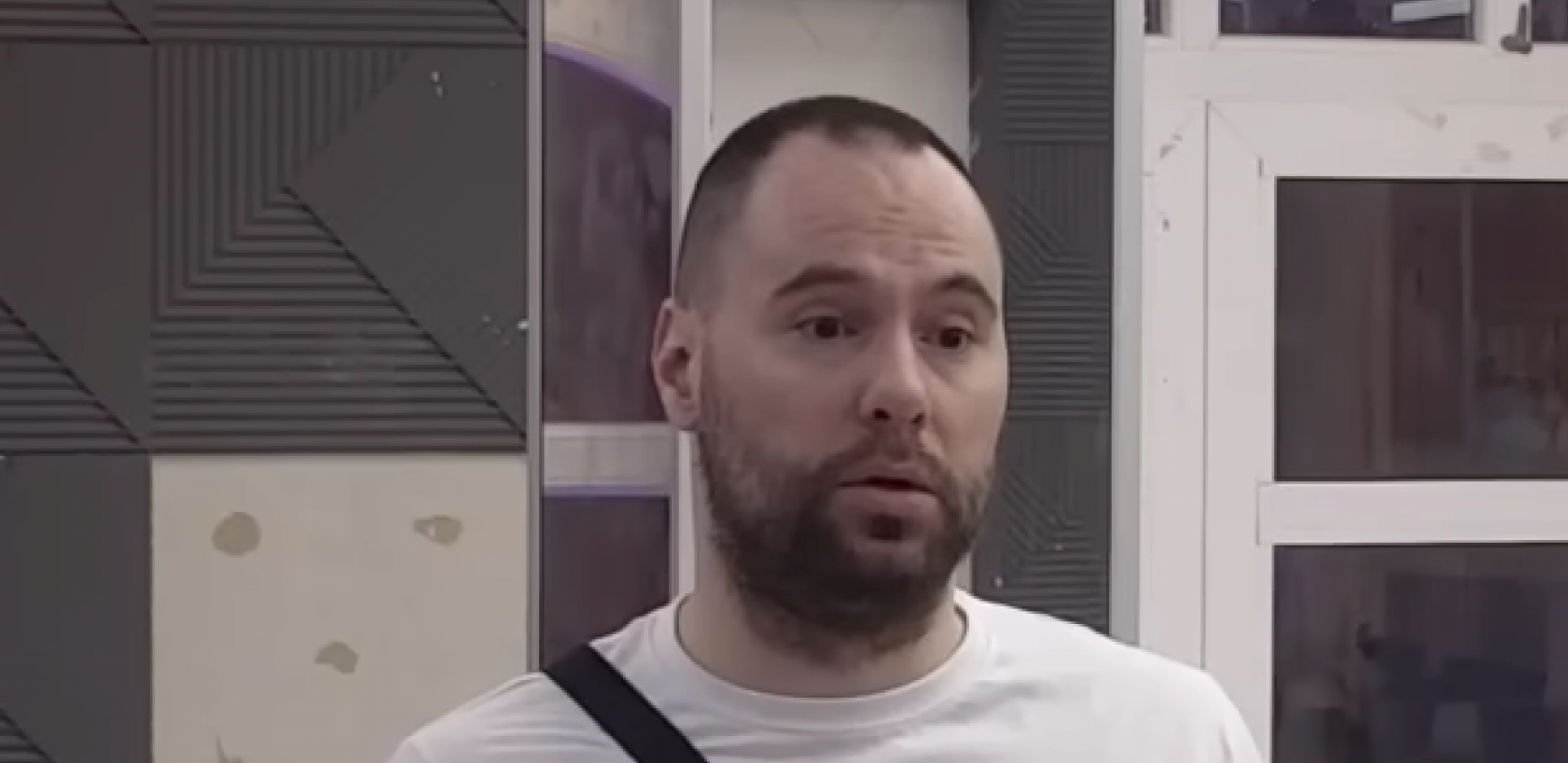 NAJŠOKANTNIJI PRIZOR IZ ZADRUGE Zvezdan Slavnić šeta go po imanju, a njegovo izdanje videla je ona! (FOTO 18+)