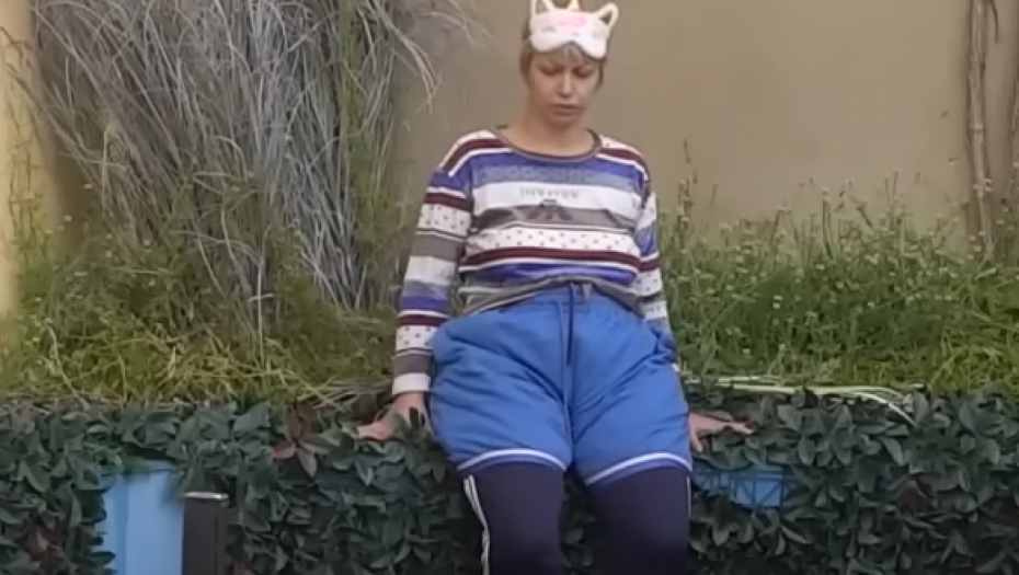 Miljana Kulić sedi u jezeru