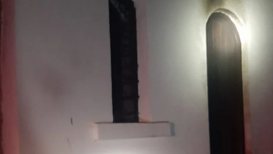 KANCELARIJA ZA KiM: Dok Kurti "čestita" Vaskrs, njegovi ekstremisti pale crkve!