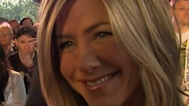 NEKAD RAZNOSILA POŠTU, A DANAS NE ZNA ŠTA IMA Bogatstvo Dženifer Aniston procenjuje se na 320 miliona dolara