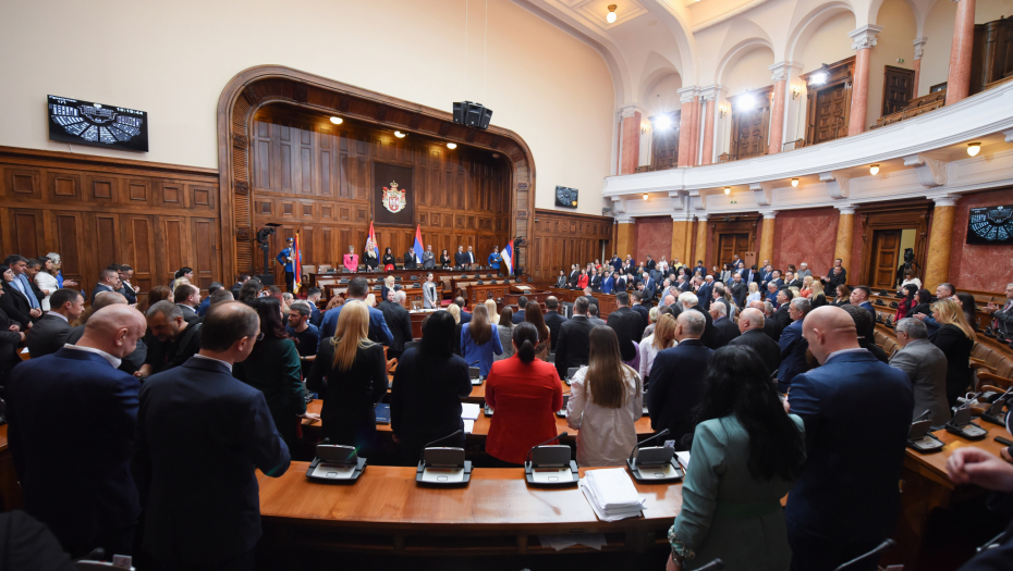 POSLANIKE DOČEKALA GARDA I CRVENI TEPIH Prva sednica redovnog prolećnog zasedanja počela intoniranjem himne (FOTO)