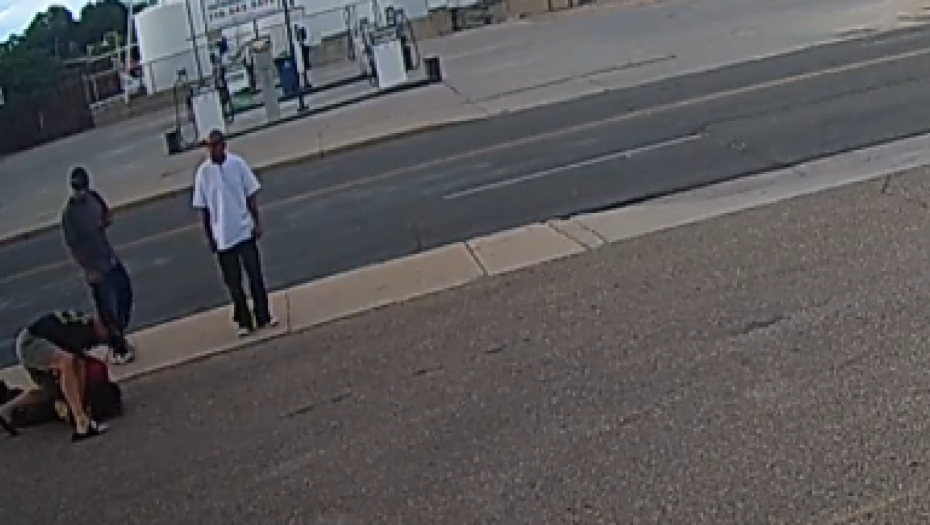 SKANDAL! MMA borac pretukao beskućnika, dok ga otac drži udarci samo sevaju (VIDEO)