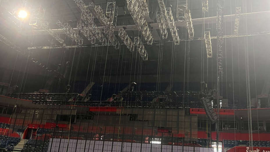 Pripreme pred koncert Erosa Ramacotija