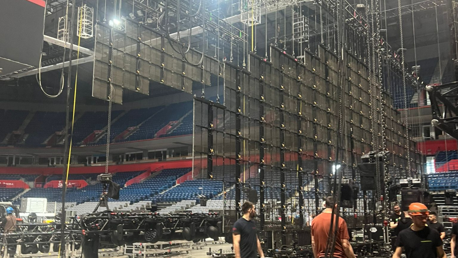 Pripreme pred koncert Erosa Ramacotija