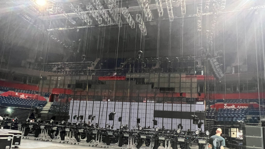 Pripreme pred koncert Erosa Ramacotija