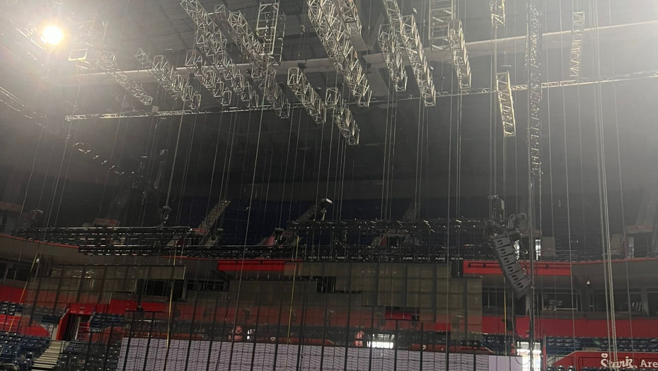 Pripreme pred koncert Erosa Ramacotija