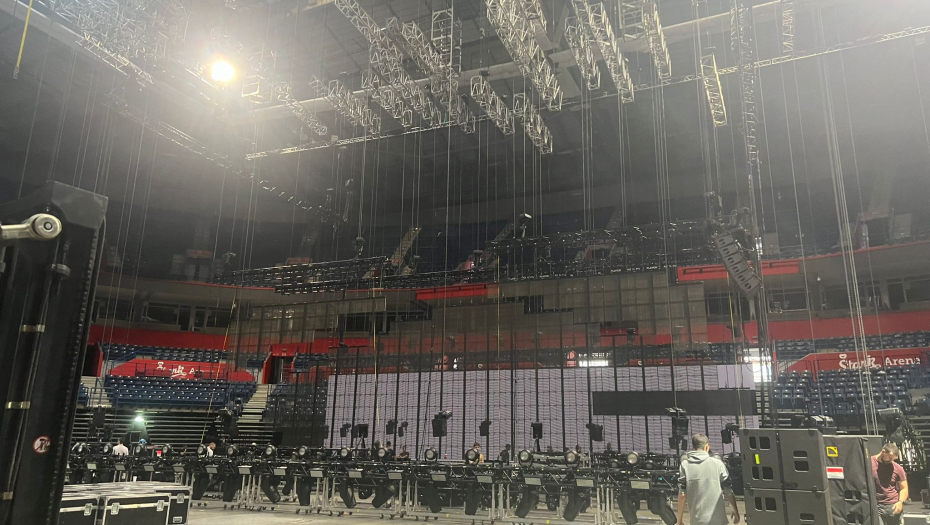 Pripreme pred koncert Erosa Ramacotija