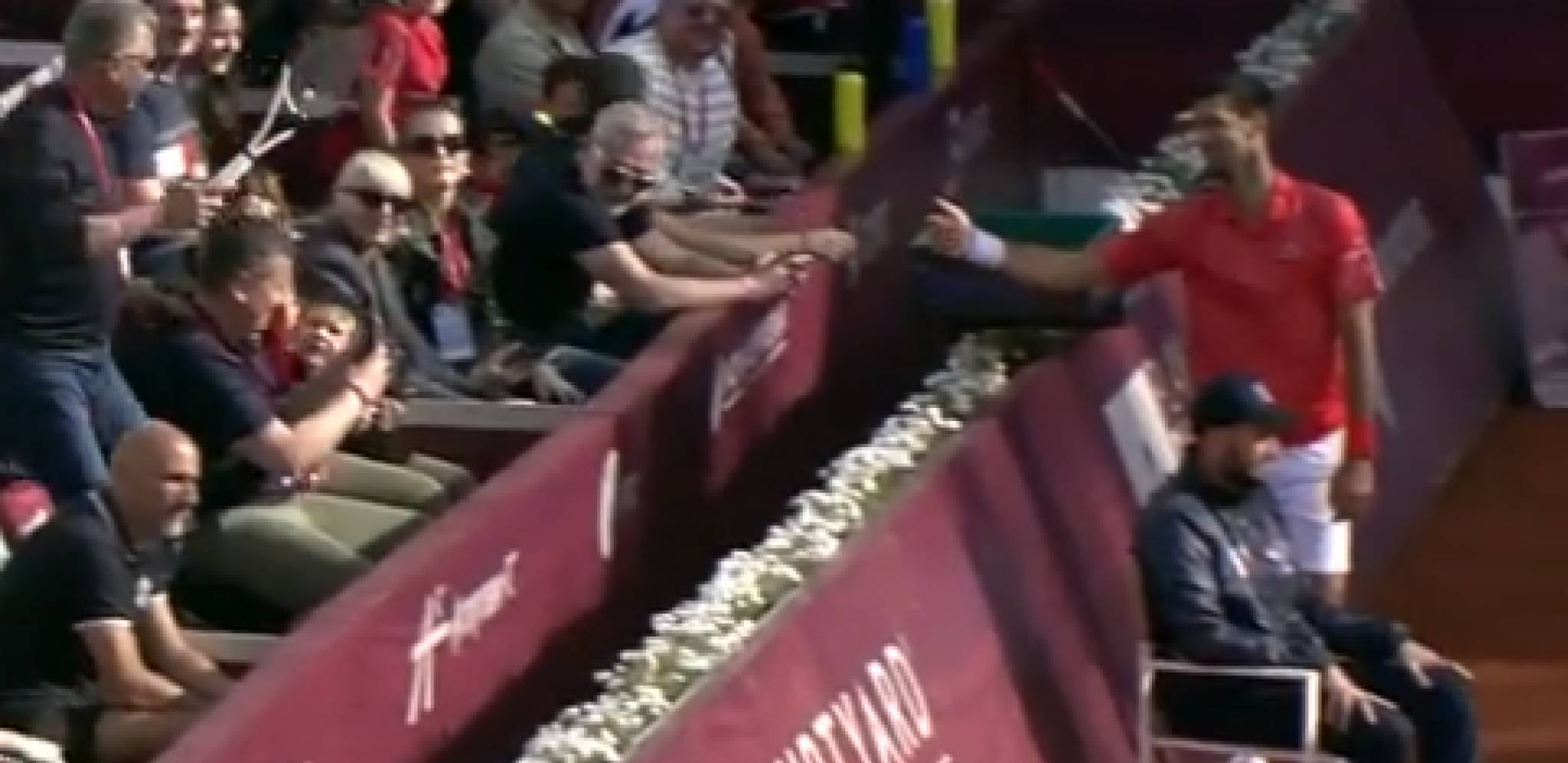 NEVEROVATNA SCENA TOKOM MEČA Navijač nije očekivao "poklon" od Đokovića usred poena, pamtiće ovo do kraja  života (VIDEO)