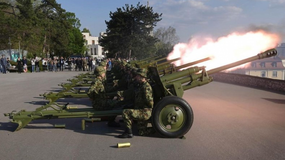 GRMELO SA KALEMEGDANA Počasna artiljerijska paljba povodom Dana Vojske Srbije (FOTO)