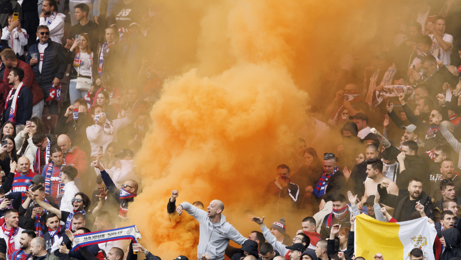 "UBIĆEMO, ZAKLAĆEMO KO SA NAMA NEĆE" Evropa zgrožena Hrvatima: Navijači Hajduka pevali ustaške pesme, tukli se sa policijom...