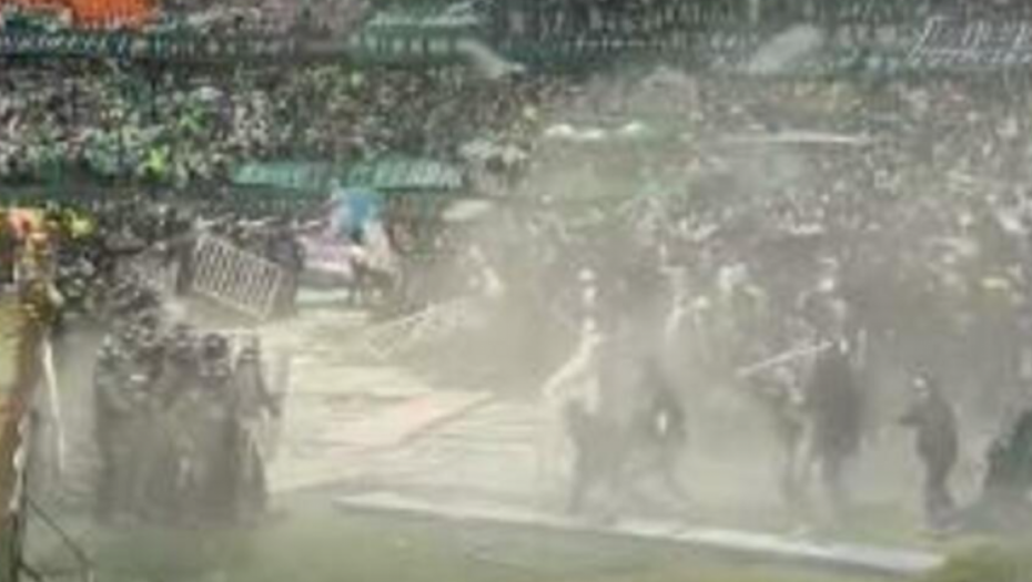 STRAŠNE SCENE IZ KOLUMBIJE OBILAZE SVET Brutalna tuča huligana i policije, na sve strane baklje i kamenice (VIDEO)