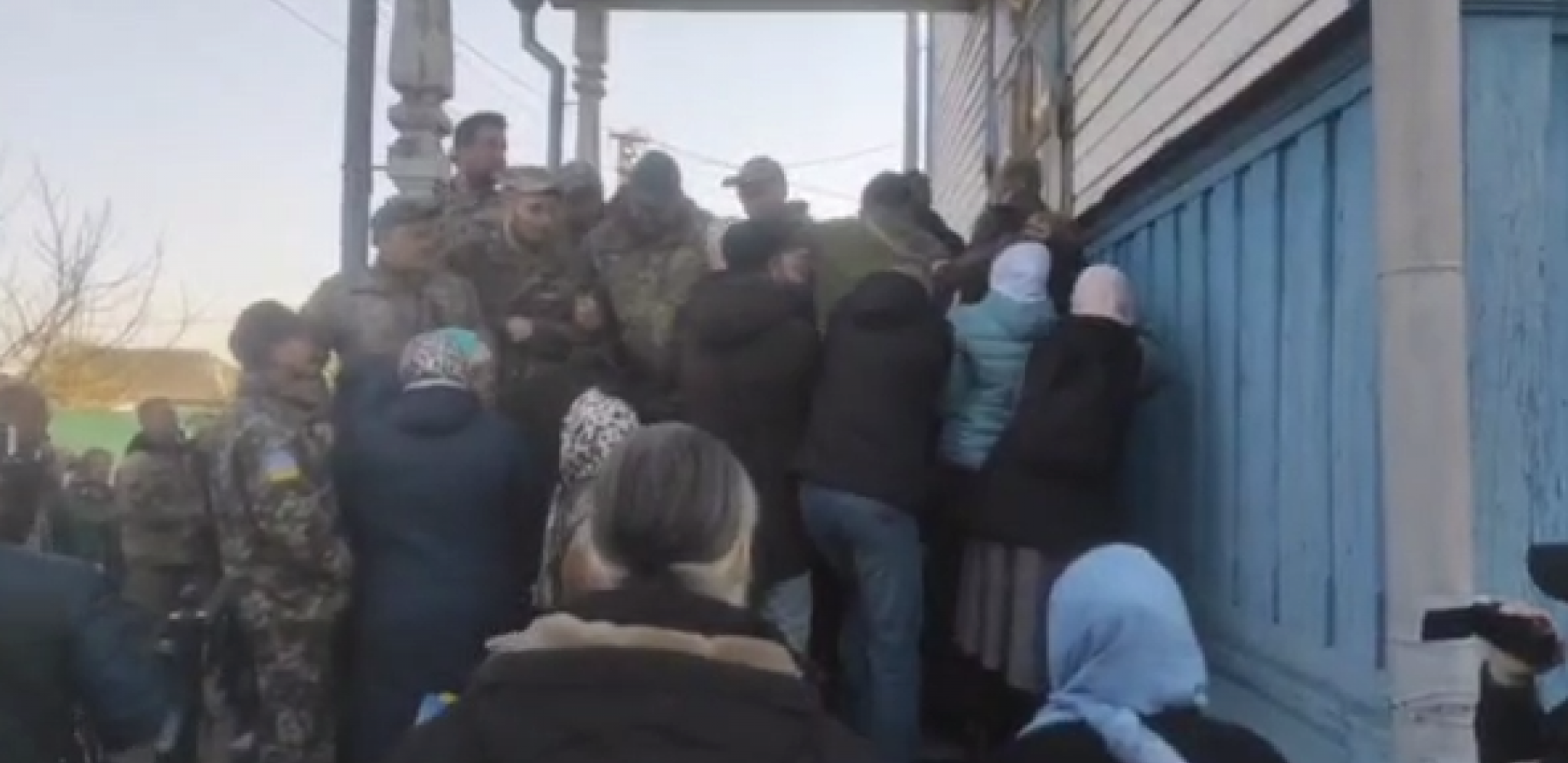 SADA POKUŠAVAJU DA PROVALE U KUĆU U KOJOJ SU MALA DECA! Militanti u vojnoj uniformi zauzeli pravoslavnu crkvu kod Kijeva (VIDEO)