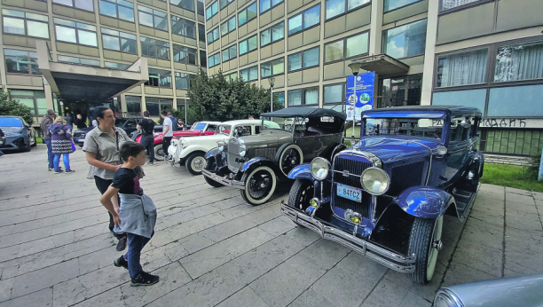 IZLOŽBA ZA SVA VREMENA Od oldtajmera do električnih vozila: U Srbiju automobili stigli pre 120 godina