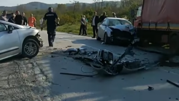 PRVE FOTOGRAFIJE NESREĆE KOD UBA Jezivi prizori, automobili žgužvani, srča svuda po putu (FOTO/VIDEO)