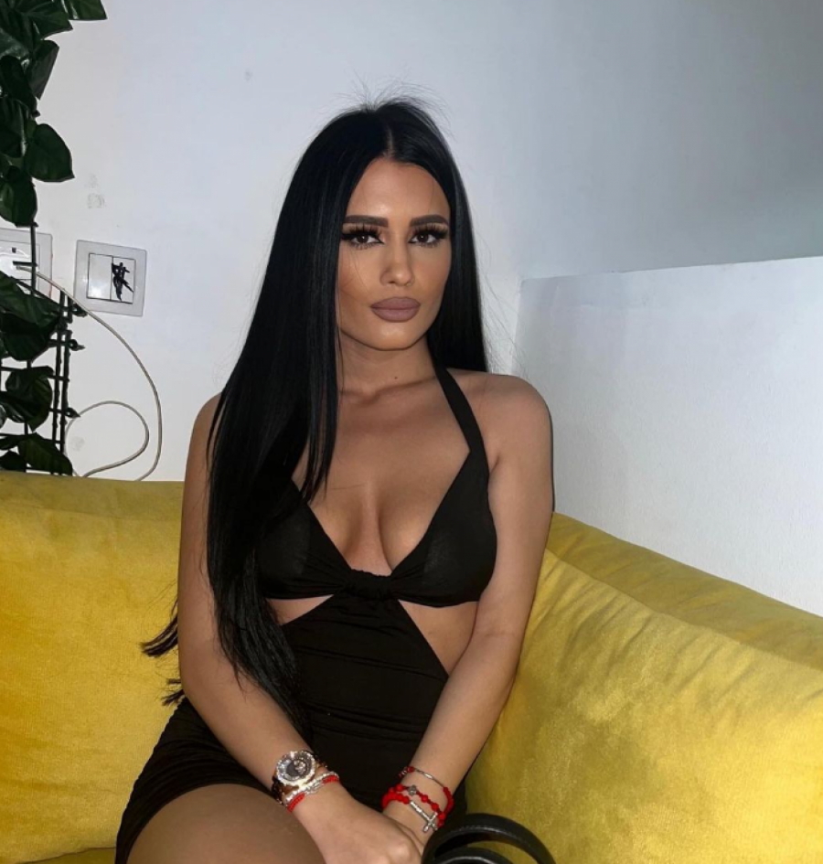 OSVANULE PERVERZNE I GOLE FOTKE ZORANE MIĆANOVIĆ Tek što je napunila 18 godina, a već se njeni skandalozni kadrovi šire društvenim mrežama! (FOTO)