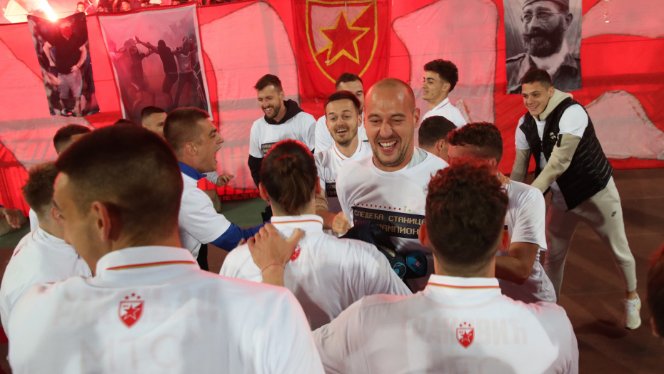 MARAKANA SE "ZAPALILA" Igrači zajedno sa navijačima proslavili titulu i plasman u LŠ (FOTO GALERIJA)