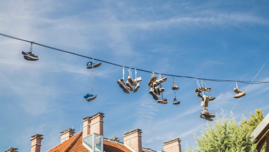 ZAŠTO PATIKE VISE NA ŽICAMA? Koja je misterija iza ovog fenomena?