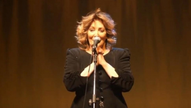 HITNO HOSPITALIZOVANA PEVAČICA (86) Rođendan dočekala u bolnici, svi u strahu!