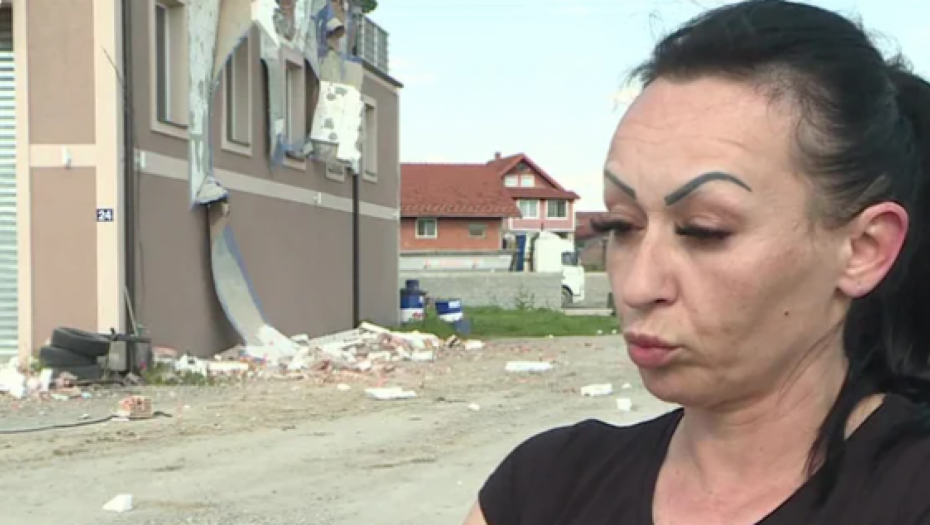 JELENI IZ LEŠTANA MUŽ BAGEROM SRUŠIO KUĆU IZ OSVETE Ćerku i ženu ostavio bez krova nad glavom!