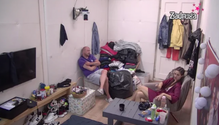 ANĐELA KORISTI PORODIČNU TRAGEDIJU DA BI JOJ RODITELJI OPROSTILI GREŠKE Osula paljbu po njima, pa onda priznala šokantnu stvar!