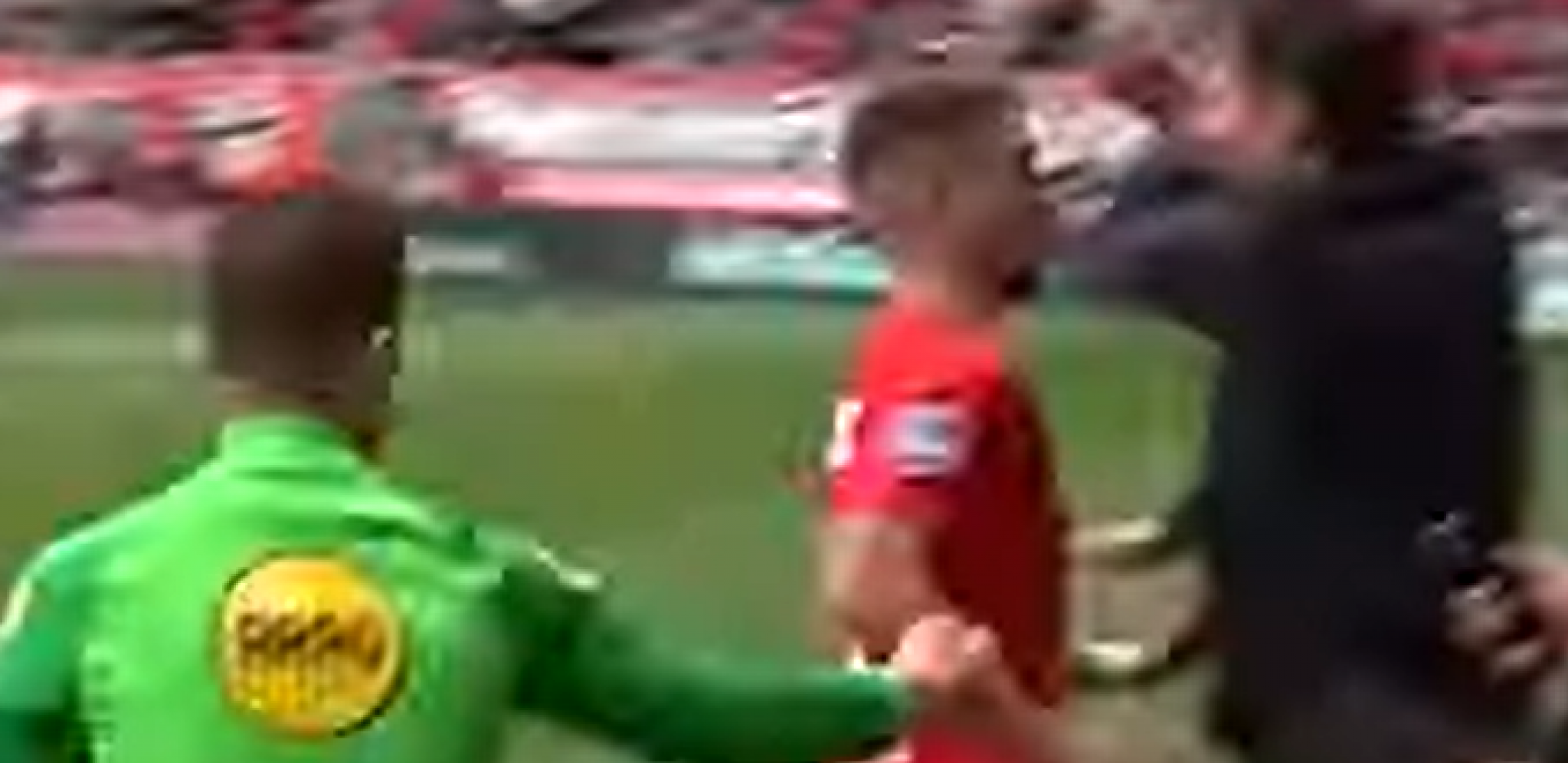 SCENA O KOJOJ BRUJI EVROPA Trener namerno gurnuo protivničkog fudbalera, nastao opšti haos (VIDEO)