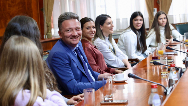 Ministar Jovanović ugostio devojčice iz IKT sektora u zgradi Vlade RS