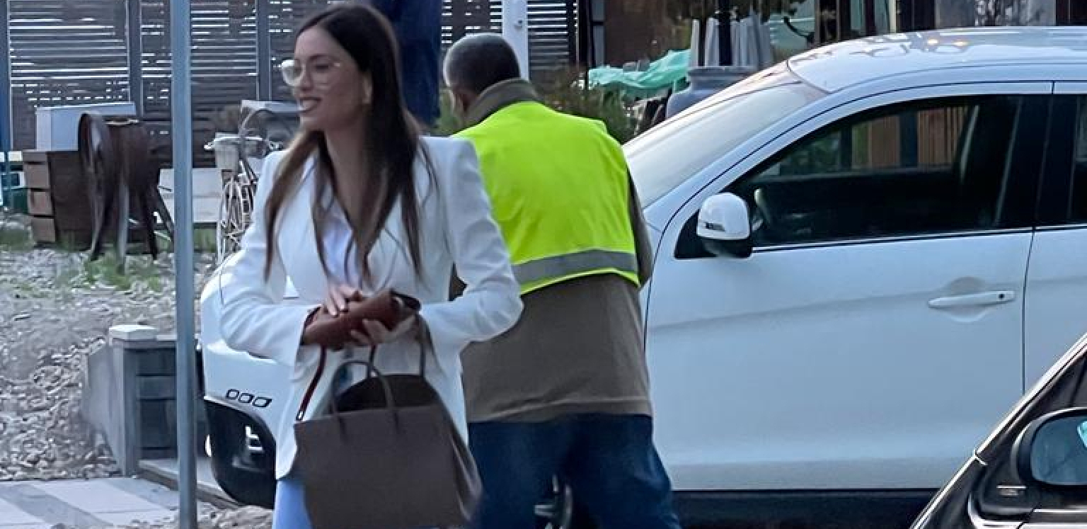 ALO! PAPARAZZO Mirka Vasiljević besna zbog situacije u kojoj se našla, u pomoć joj je pritrčao ovaj muškarac (FOTO)