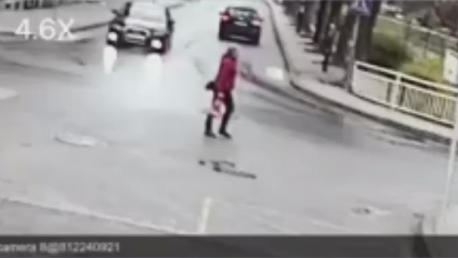 UZNEMIRIJUĆI SNIMAK SAOBRAĆAJKE U PRIJEPOLJU Audijem pokosio ženu nasred ulice, hitno prebačena u bolnicu! (VIDEO/FOTO)