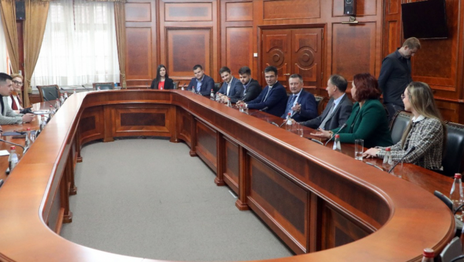 ANA BRNABIĆ PRIMILA STUDENTE PRAVNOG FAKULTETA POSLE VELIKOG USPEHA: Vlada Srbije će nastaviti da ulaže u mlade!