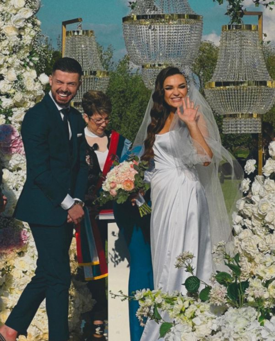 SAZNAJEMO! PEVAČICA I FUDBALER ZAKAZALI GALA SVADBU Venčanje od nekoliko desetina hiljada evra, a imaju još jedan razlog za slavlje!