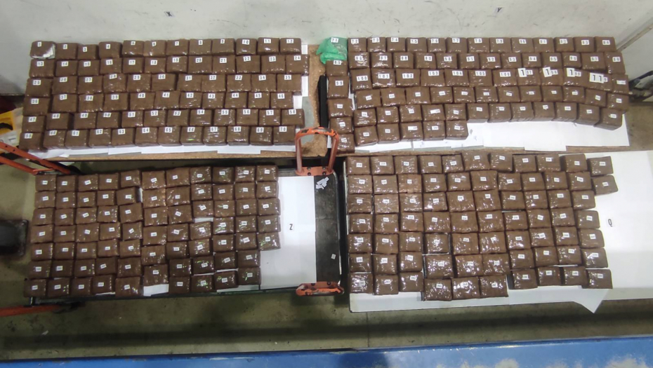 UHAPŠEN BEOGRAĐANIN NA HORGOŠU: U šupljinama prikolice krio drogu (FOTO)