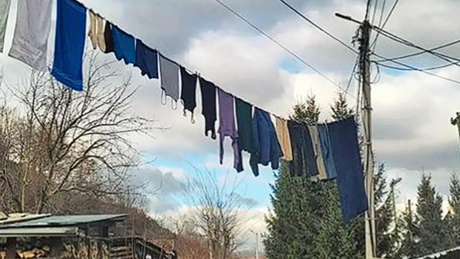 SUŠE VEŠ NA 250 VOLTI U Bjelom Polju ne veruju u vetar i promaju, nekome je palo na pamet da je strujni kabl bolje rešenje