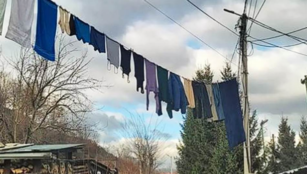 SUŠE VEŠ NA 250 VOLTI U Bjelom Polju ne veruju u vetar i promaju, nekome je palo na pamet da je strujni kabl bolje rešenje