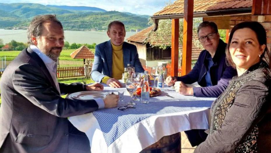 VELIČANSTVEN POGLED I GOSTOPRIMSTVO Vučić posetio domaćinsku kuću Gavrilovića u Tekiji (FOTO)