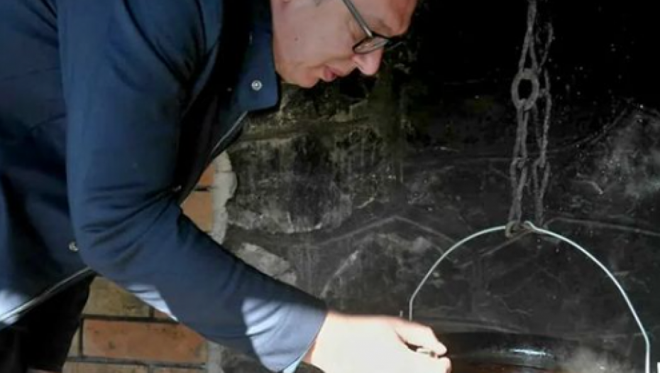 POKUŠAO SAM... NA OPŠTE ZGRAŽAVANJE GOSPOĐE MIRE Vučić pripremao smuđa za domaćine (FOTO)