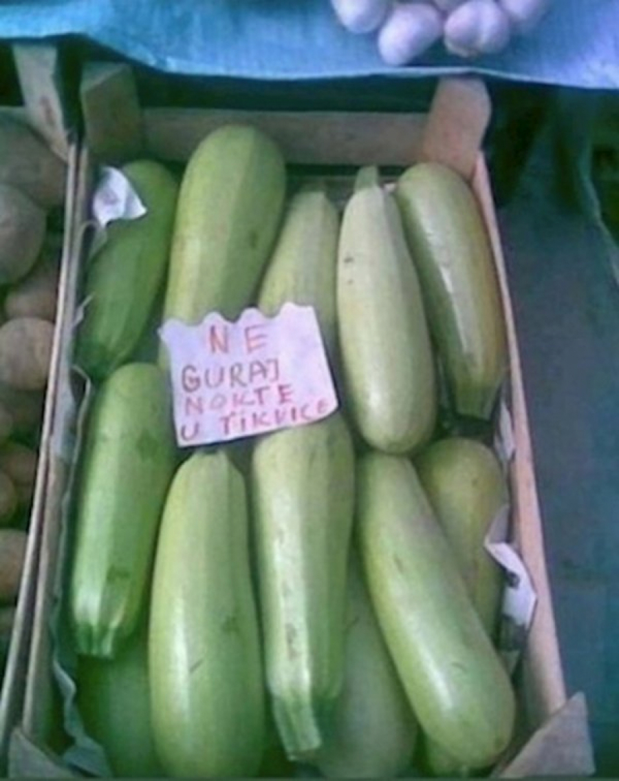 HIT SCENA NA PIJACI Morate videti šta je iznervirani piljar poručio kupcima