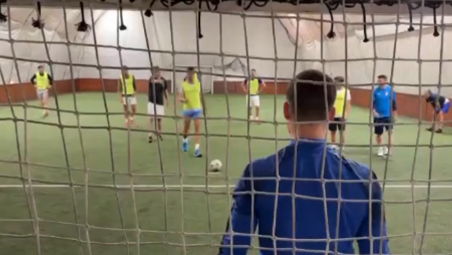 POJAVIO SE SNIMAK Kako Nole igra fudbal? Promašio penal, a onda je krenuo da dribla kao Mesi (VIDEO)