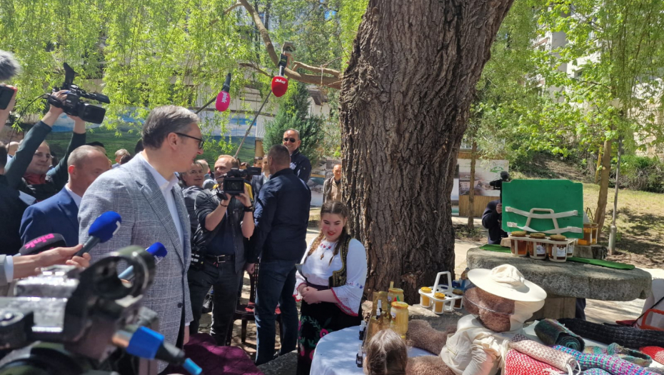 VUČIĆ NAJAVIO VEĆA PRIMANJA I ULAGANJA Predsednik obišao Zaječarski okrug (FOTO/VIDEO)