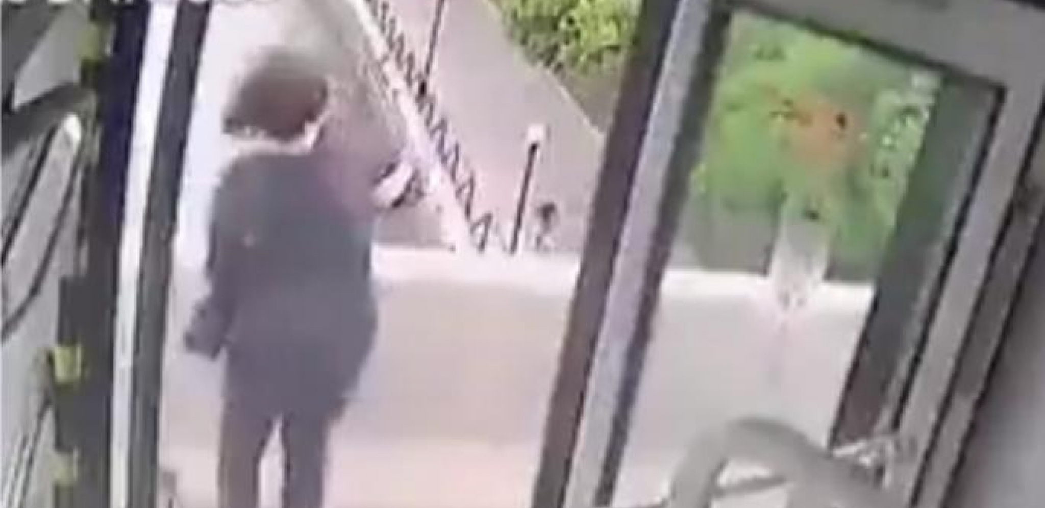 POJAVIO SE SNIMAK UŽASA Žena sa detetom u naručju skače sa mosta, prilazi muškarac... (VIDEO)